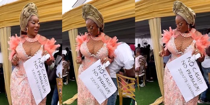 “No cash, No problem” – Nigerian lady dances with account number in her hand during wedding, tells guests to make transfer (Video)