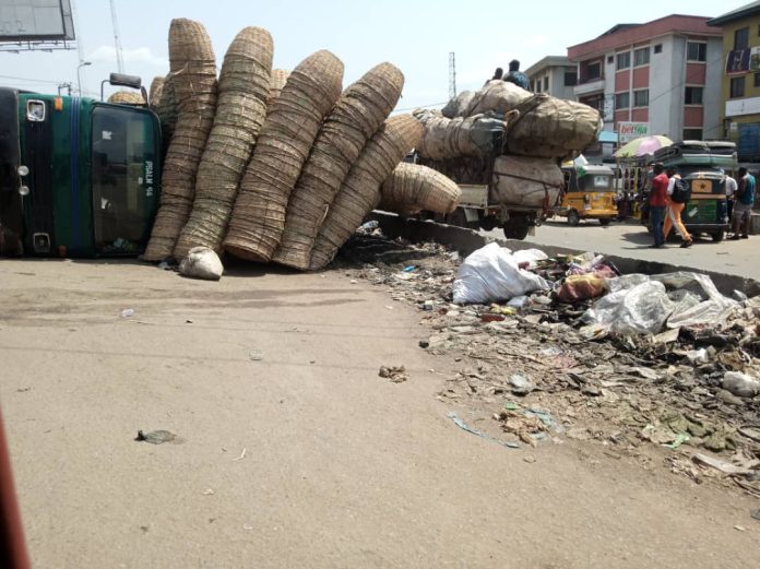 Fallen truck causes gridlock in Anambra