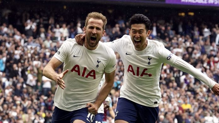 Harry Kane celebrates scoring his penalty with Heung-Min Son