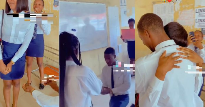 Moment university student proposed to his girlfriend in class (Video)