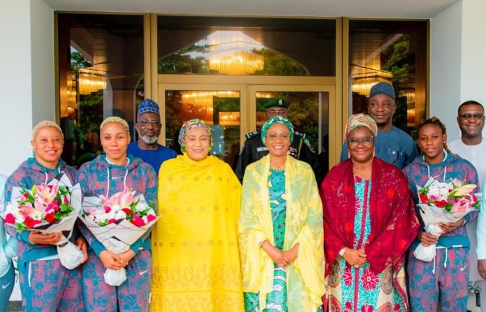 Oluremi Tinubu (middle)flanked on the right by HE Wife of the Vice President, Hajia Nana Shettima (3rd left), Wife of the Senate President, Ekaette Akpabio(2nd right),  Super Falcon players and other officials of the NFF, during their reception by her Excellency, in Abuja.