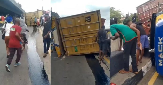 Moment a trailer carrying two 20ft containers falls on top of Liverpool bridge in Apapa Lagos (VIDEO)