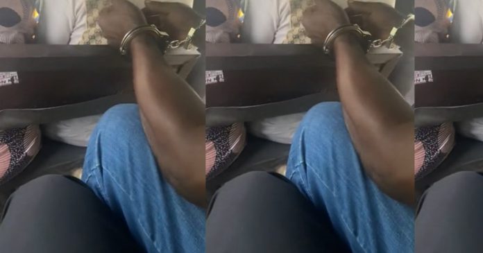 Nigerian lady astonished as she sights a pr!soner seated next to her in a bus in Lagos (VIDEO)