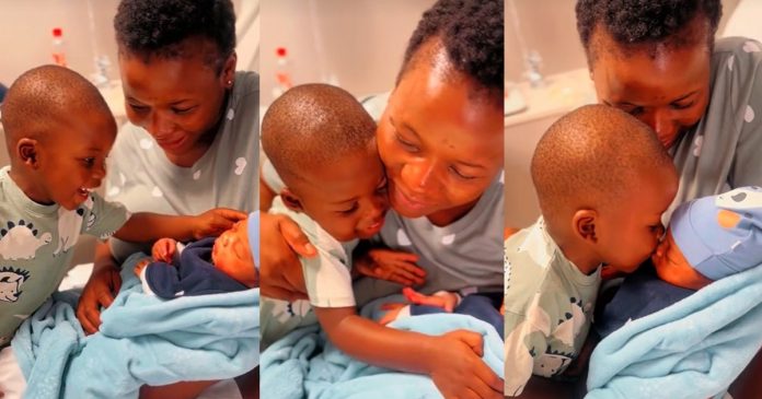 Little boy mǝlt hearts after meeting his baby sibling for the first time (VIDEO)