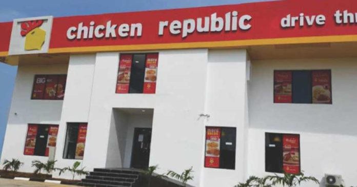 Man R@ges at Chicken Republic in Ilorin After They Fa!led to Refund ₦2.3 Million Mistakenly Transferred Instead of ₦2,300 (VIDEO)
