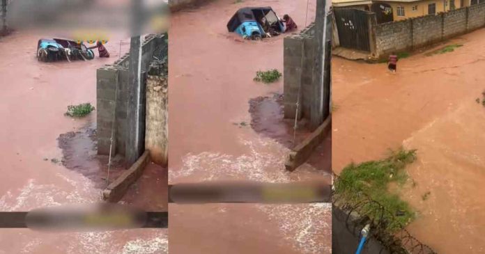 Heartbrɘaking moment a man l0ses his Keke Napep in floodwaters at Asaba, Delta State (WATCH)
