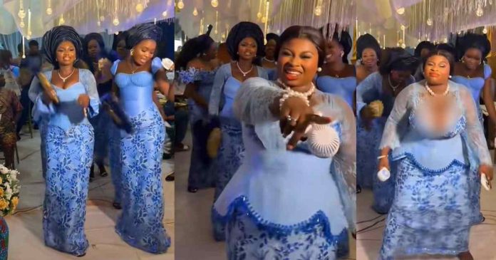 "You no fit dey front make you nor sabi tear steps" - Aso-Ebi lady takes over dance floor after fellow bridesmaids refused to bring energy during their entrance (Watch)