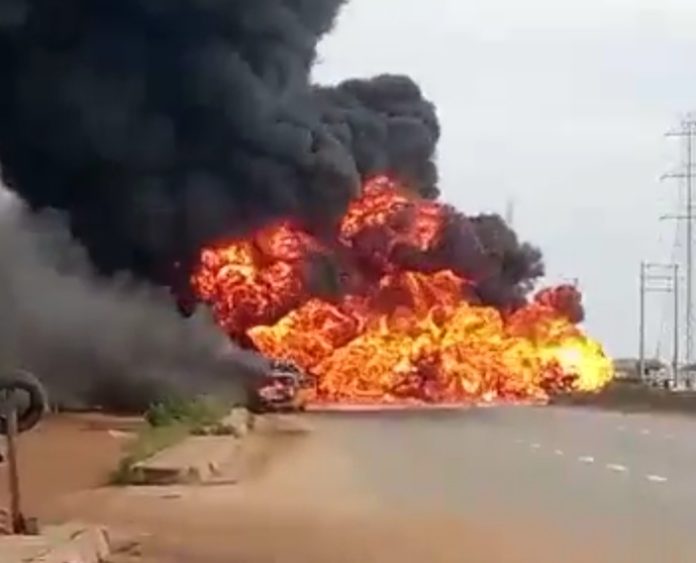 Gridlock as truck catches fire on Lagos-Ibadan Expressway