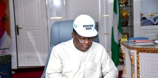 Umahi Rewards Ebonyi’s Highest JAMB Scorer With University Scholarship (Photos)
